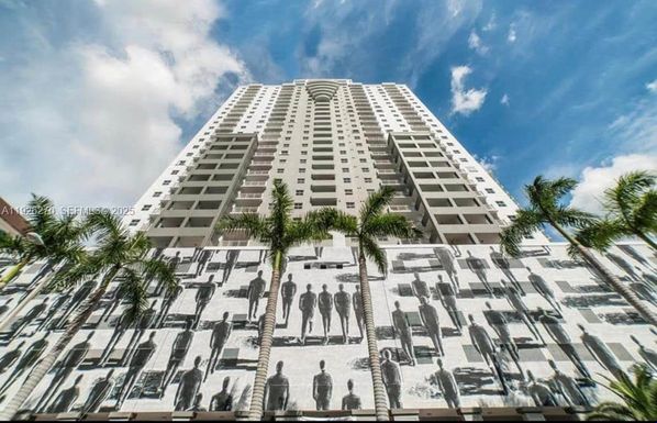 185 SE 14 TE # 802, Miami FL 33131