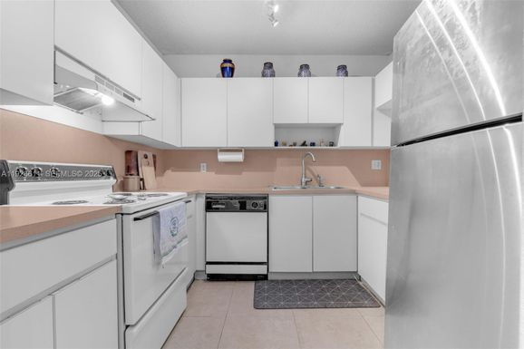 1900 W 68th St # F302, Hialeah FL 33014