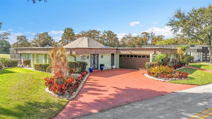 4713 Banyan Ln, Tamarac FL 33319