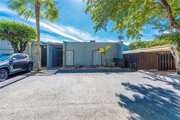 6460 Milk Wagon Ln, Miami Lakes FL 33014