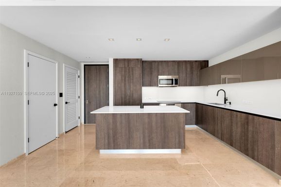 88 SW 7th St # 3907, Miami FL 33130