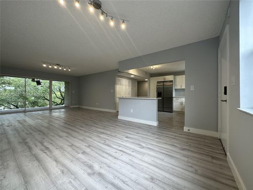 601 Ives Dairy Rd # 8, Miami FL 33179