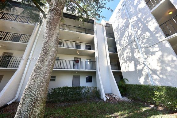 9450 Poinciana Pl # 106, Davie FL 33324