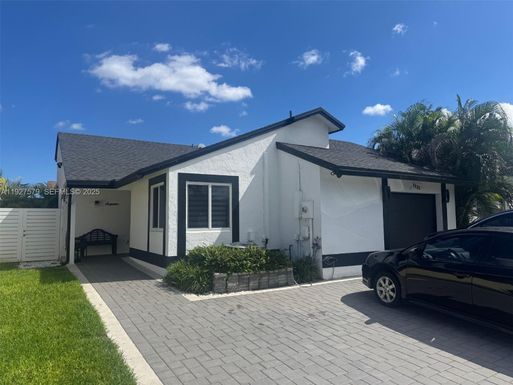 1131 SW 110th Ave, Pembroke Pines FL 33025