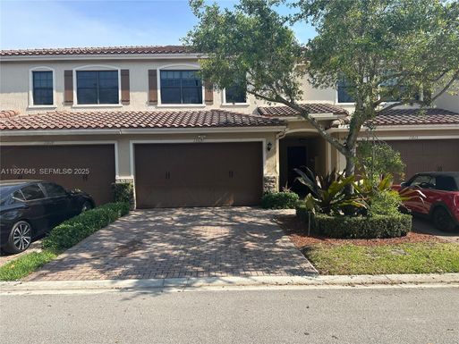 13017 S Riverwalk Cir S, Plantation FL 33325