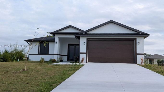 8033 Oakleaf Cir, La Belle FL 33935