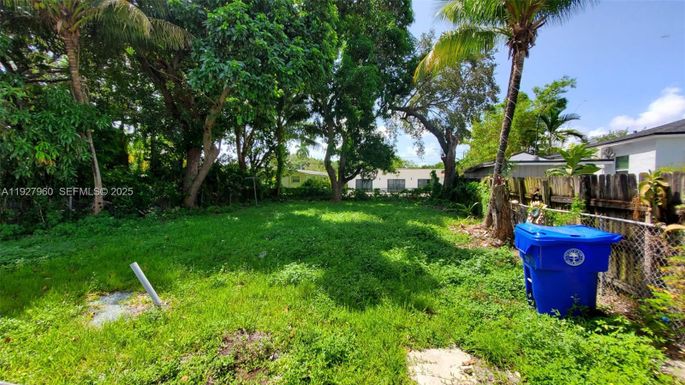 560 NW 53rd St, Miami FL 33127