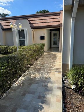7417 Twin Sabal Dr, Miami Lakes FL 33014