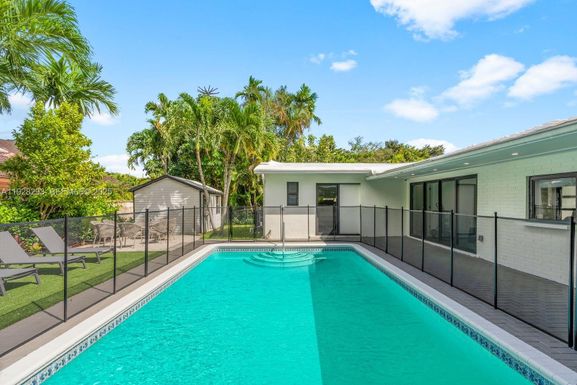 965 NE 171st St, Miami FL 33162