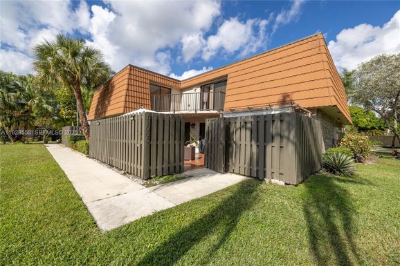 11006 N Harmony Lake Cir, Davie FL 33324
