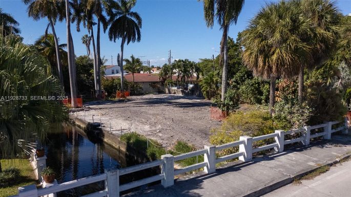 848 NW 18th Ave, Miami FL 33125