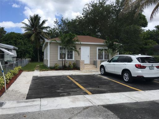 32 NE 169th St # 3, North Miami Beach FL 33162