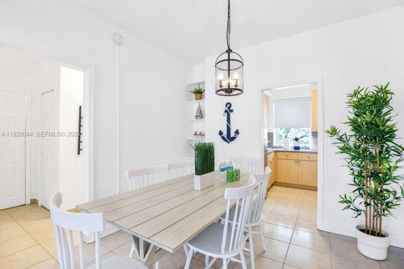 301 86th St # 4, Miami Beach FL 33141