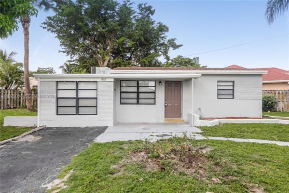 1367 NE 27th St, Pompano Beach FL 33064