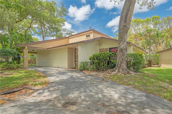 8097 Royal Palm Cir, Tamarac FL 33321
