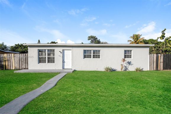 1231 NE 214th St, Miami FL 33179