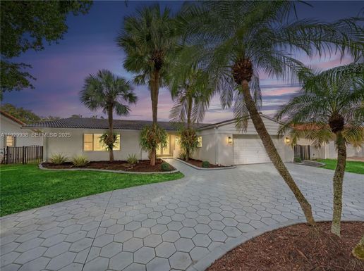 8451 Dundee Ter, Miami Lakes FL 33016