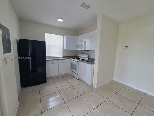 609 NW 7th Ave # 12, Hallandale Beach FL 33009