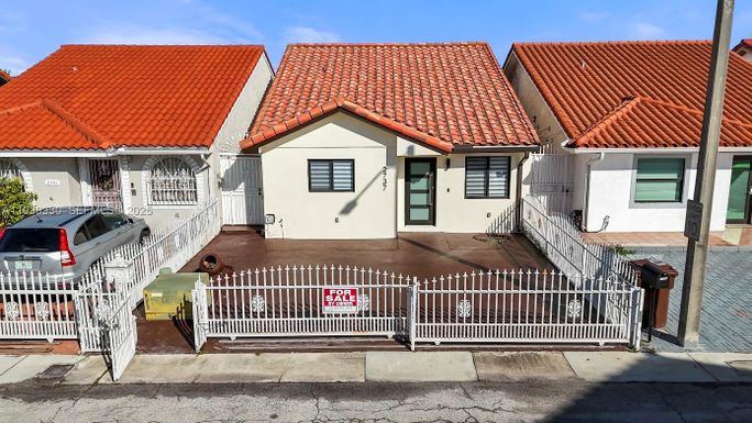 2737 W 55th Pl, Hialeah FL 33016