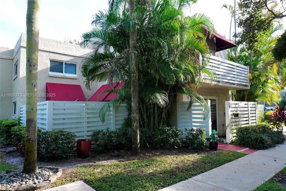 541 NW 98th Ave, Plantation FL 33324