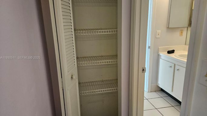 9330 Lagoon Pl # 302, Davie FL 33324