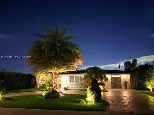 7180 SW 11th St, Pembroke Pines FL 33023