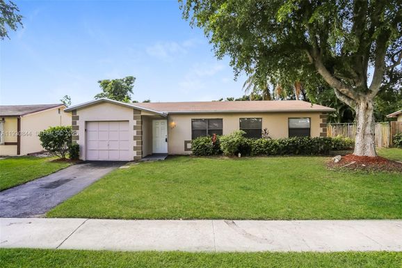 707 SW 74th Ave, North Lauderdale FL 33068