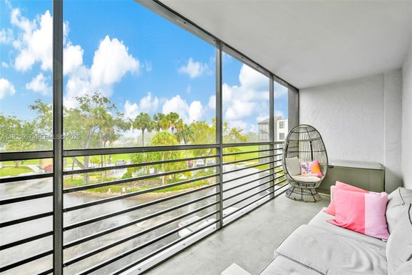 3900 N Hills Dr # 303, Hollywood FL 33021
