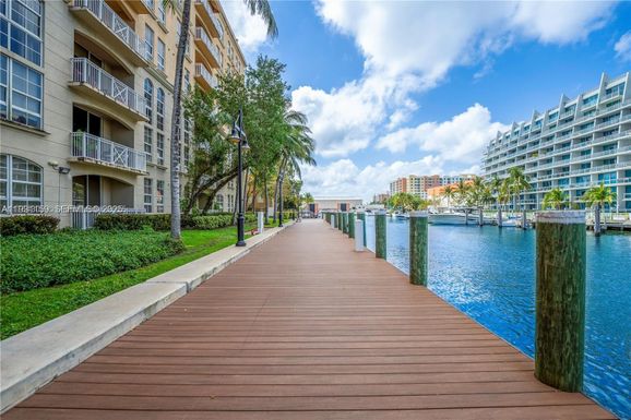 3001 NE 185th St # 127, Aventura FL 33180