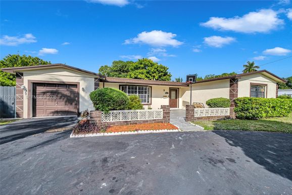 4751 NW 5th Ct, Plantation FL 33317