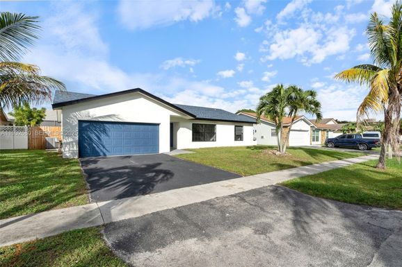 7441 NW 38th Ct, Lauderhill FL 33319