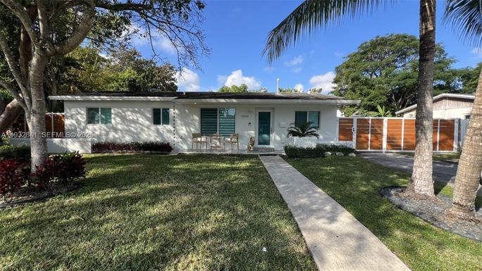 15660 SW 100 AVE, Miami FL 33157