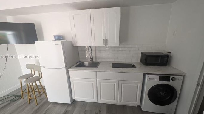 2822 Pine Tree Dr # 1B, Miami Beach FL 33140