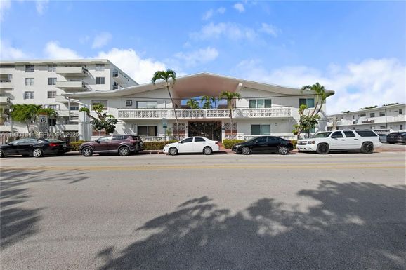 8040 Tatum Waterway Dr # 11, Miami Beach FL 33141