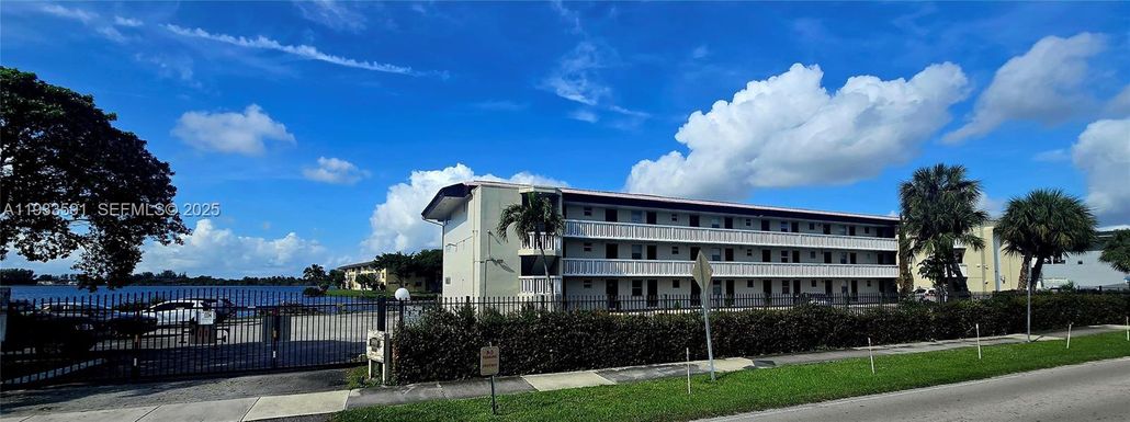 18900 NE 14th Ave # D105, Miami FL 33179