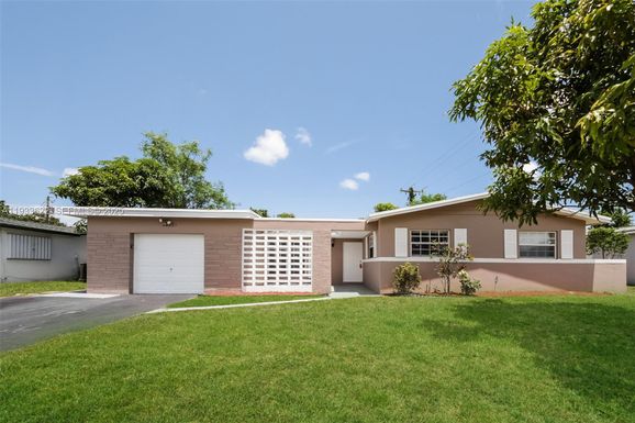 2220 NW 44th Ave, Lauderhill FL 33313