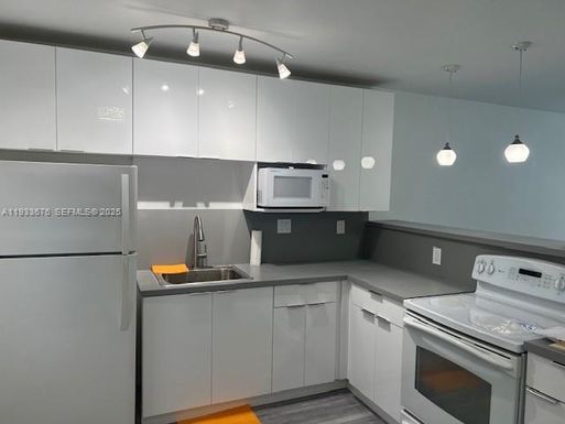 1600 NE 114th St # 201, Miami FL 33181