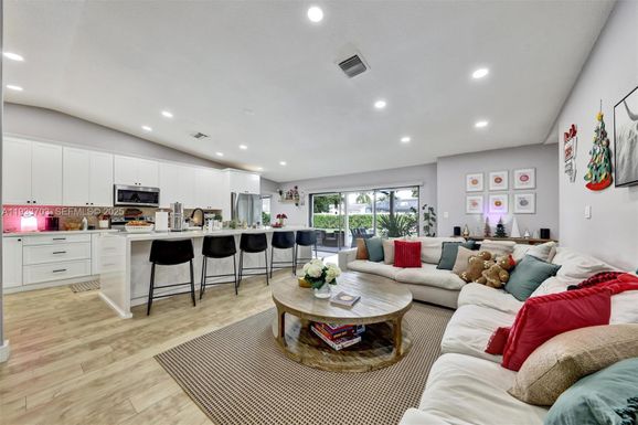 8519 Ramblewood Dr, Coral Springs FL 33071