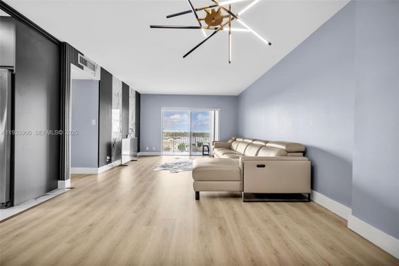 4200 Hillcrest Dr # 802, Hollywood FL 33021