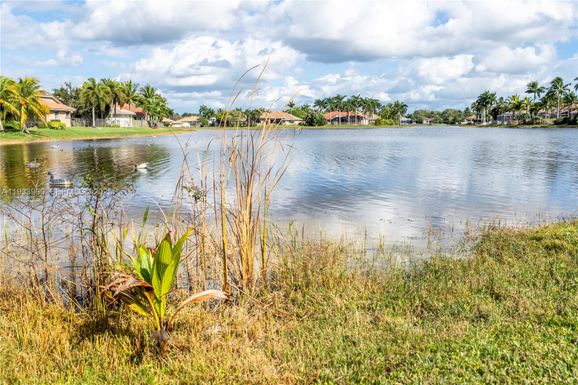 2994 Oakbrook Dr, Weston FL 33332
