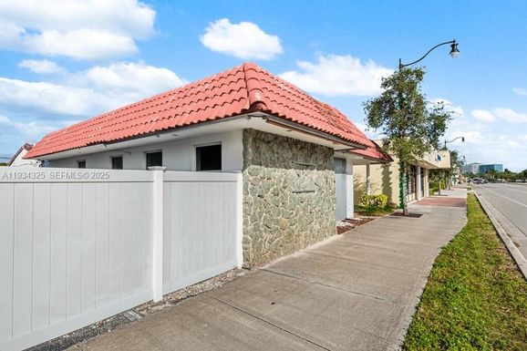 4749 Hollywood Blvd, Hollywood FL 33021