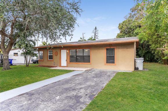 2411 NE 10th Ave, Pompano Beach FL 33064