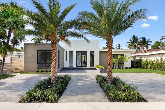 1661 Daytonia Rd, Miami Beach FL 33141
