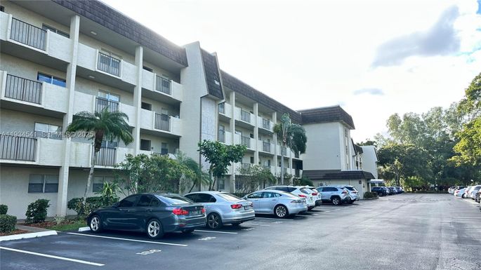 6200 NW 44th St # 208, Lauderhill FL 33319