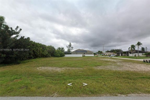 1517 NW 4th Place, Cape Coral FL 33991