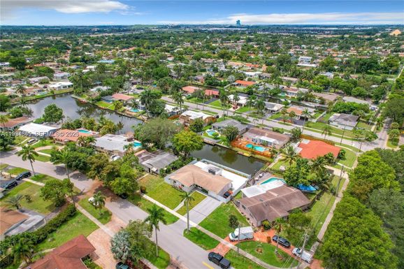 5880 SW 13th St, Plantation FL 33317