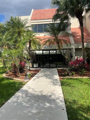 210 Lakeview Dr # 109, Weston FL 33326