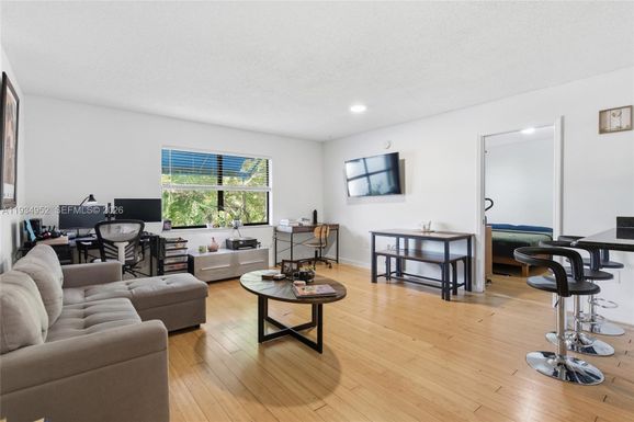 950 NW 11th St # 3B, Miami FL 33136