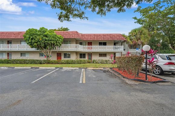 3501 Inverrary Dr # 204, Lauderhill FL 33319