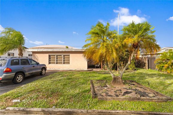 6811 Thomas St, Hollywood FL 33024